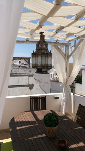 Outdoor dining - "Casa Magica" for lovers of the special in the historic center of Olhao (Olhão)