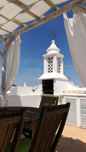 Outdoor dining - "Casa Magica" for lovers of the special in the historic center of Olhao (Olhão)
