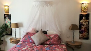 2 bedrooms, iron/ironing board, WiFi, bed sheets - "Casa Magica" for lovers of the special in the historic center of Olhao (Olhão)
