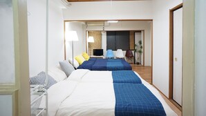 Een hotelkamer met twee bedden, een televisie, een bureau en een stoel.