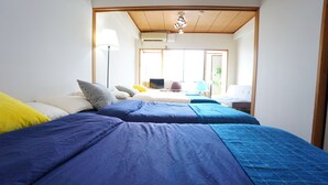 Een slaapkamer met twee bedden, een bureau en een stoel.