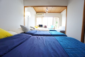Een slaapkamer met twee bedden, een bureau en een stoel.