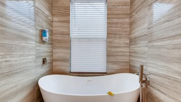 Vasca, asciugacapelli, asciugamani, sapone