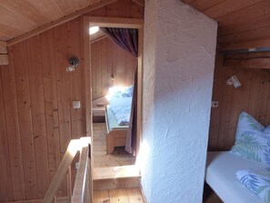 2 bedrooms, internet, bed sheets