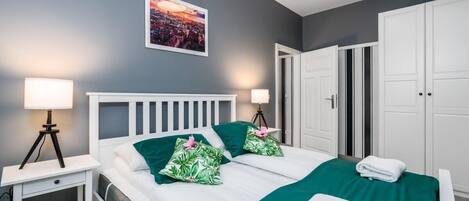 1 slaapkamer, een strijkplank/strijkijzer, wifi, beddengoed