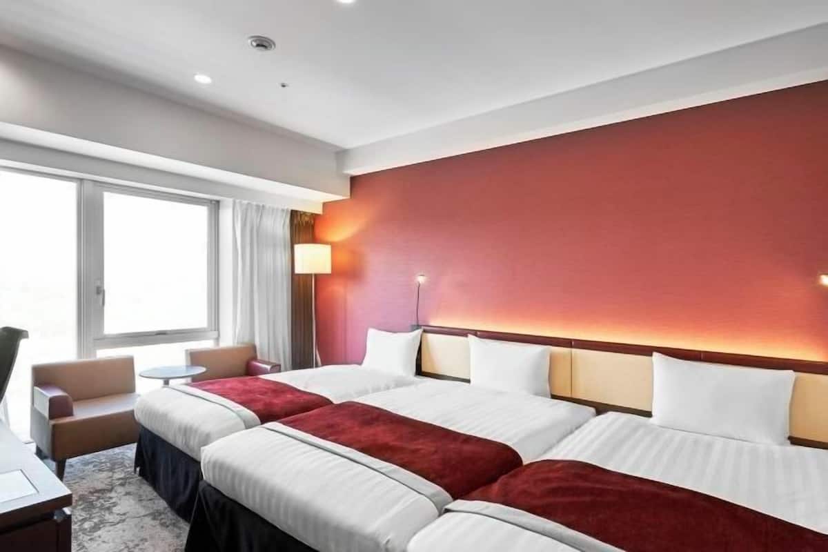 Down duvets, in-room safe, desk, blackout curtains