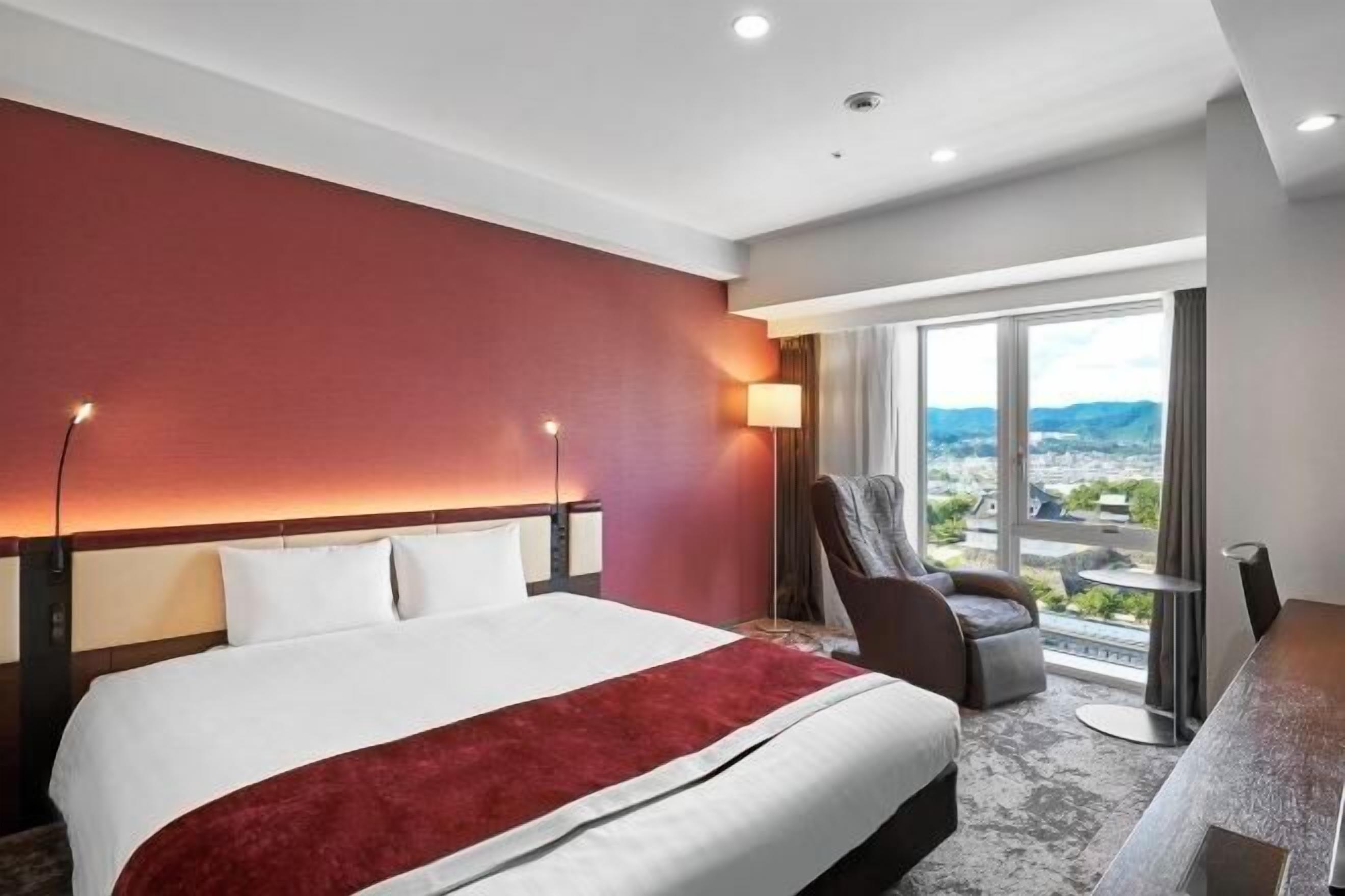 Edredons de pluma, cofres nos quartos, escrivaninha, cortinas blackout