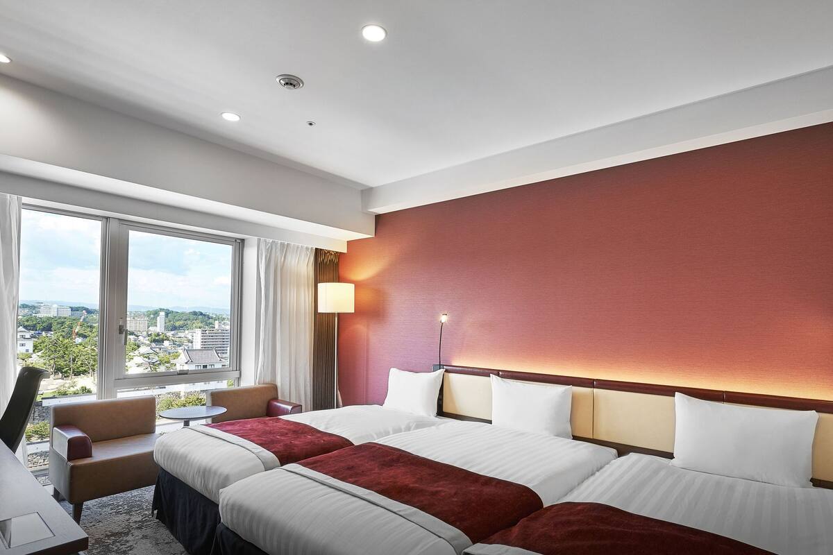Kamar Triple Superior, Bebas Asap Rokok (Twin + Extra Bed, Castle View) | Selimut bulu angsa, brankas, meja kerja, dan tirai kedap cahaya