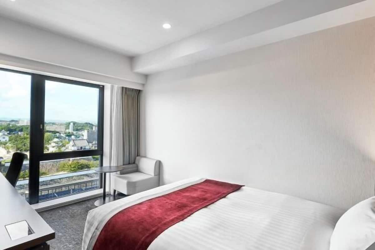 Down comforters, in-room safe, desk, blackout drapes