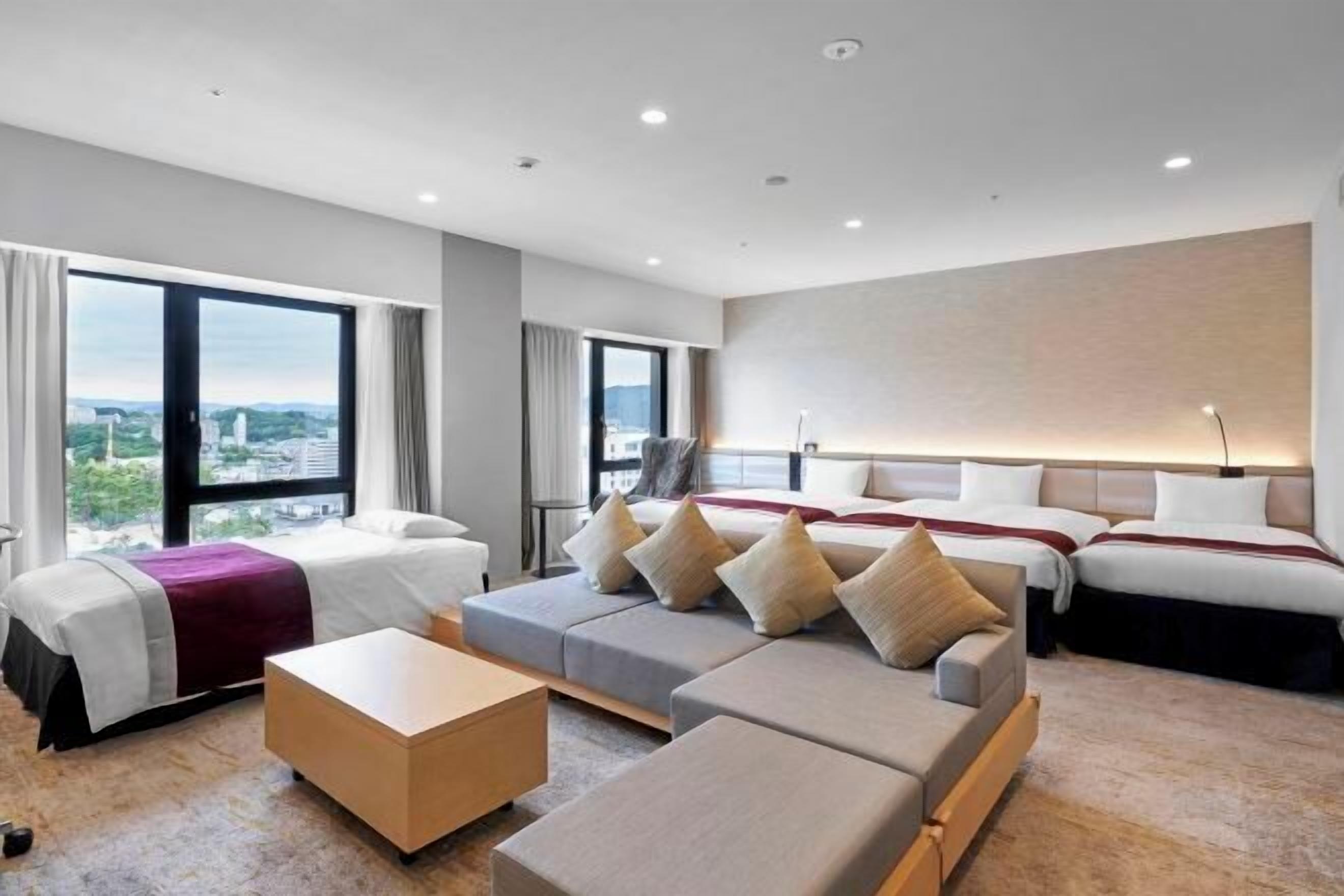 Edredons de pluma, cofres nos quartos, escrivaninha, cortinas blackout