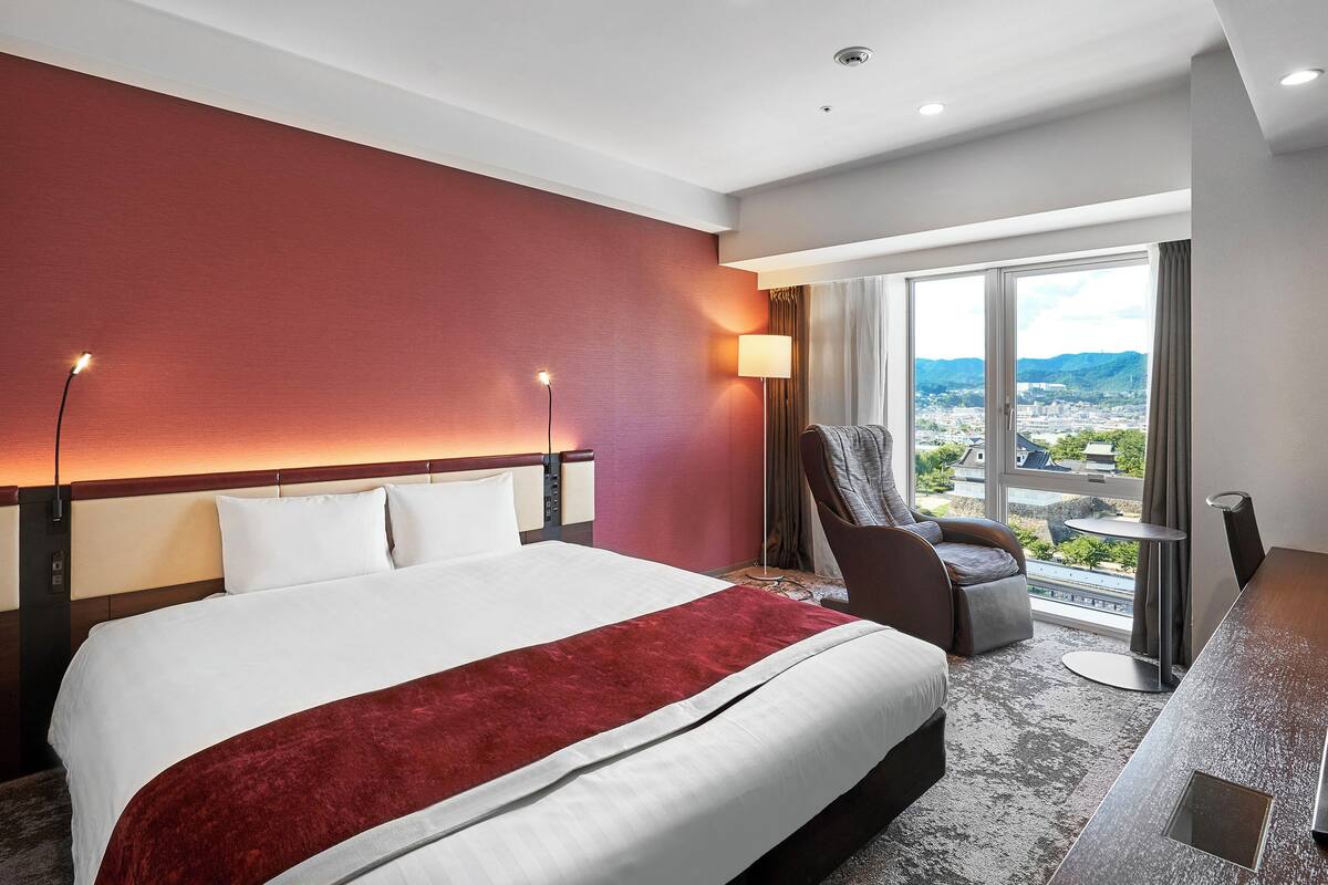 Kamar Deluks, Bebas Asap Rokok (Castle View, King) | Selimut bulu angsa, brankas, meja kerja, dan tirai kedap cahaya