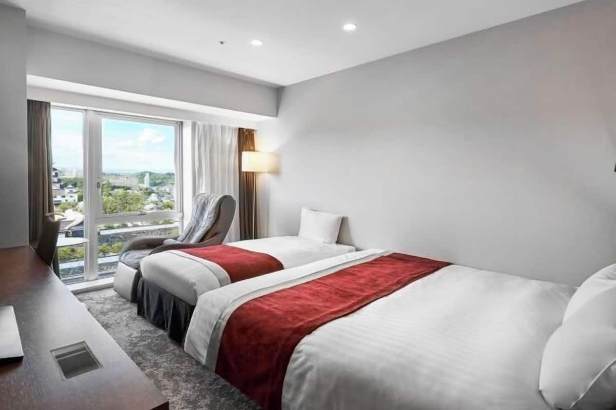 Down comforters, in-room safe, desk, blackout drapes