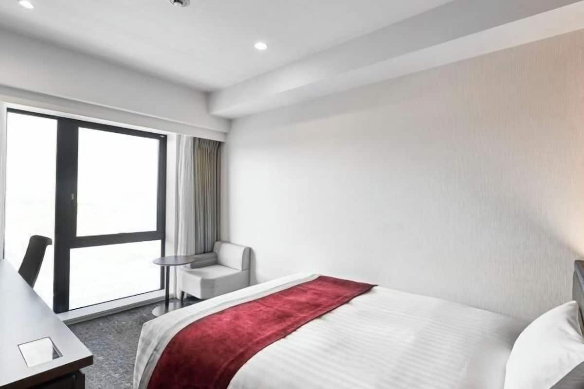 Down comforters, in-room safe, desk, blackout drapes