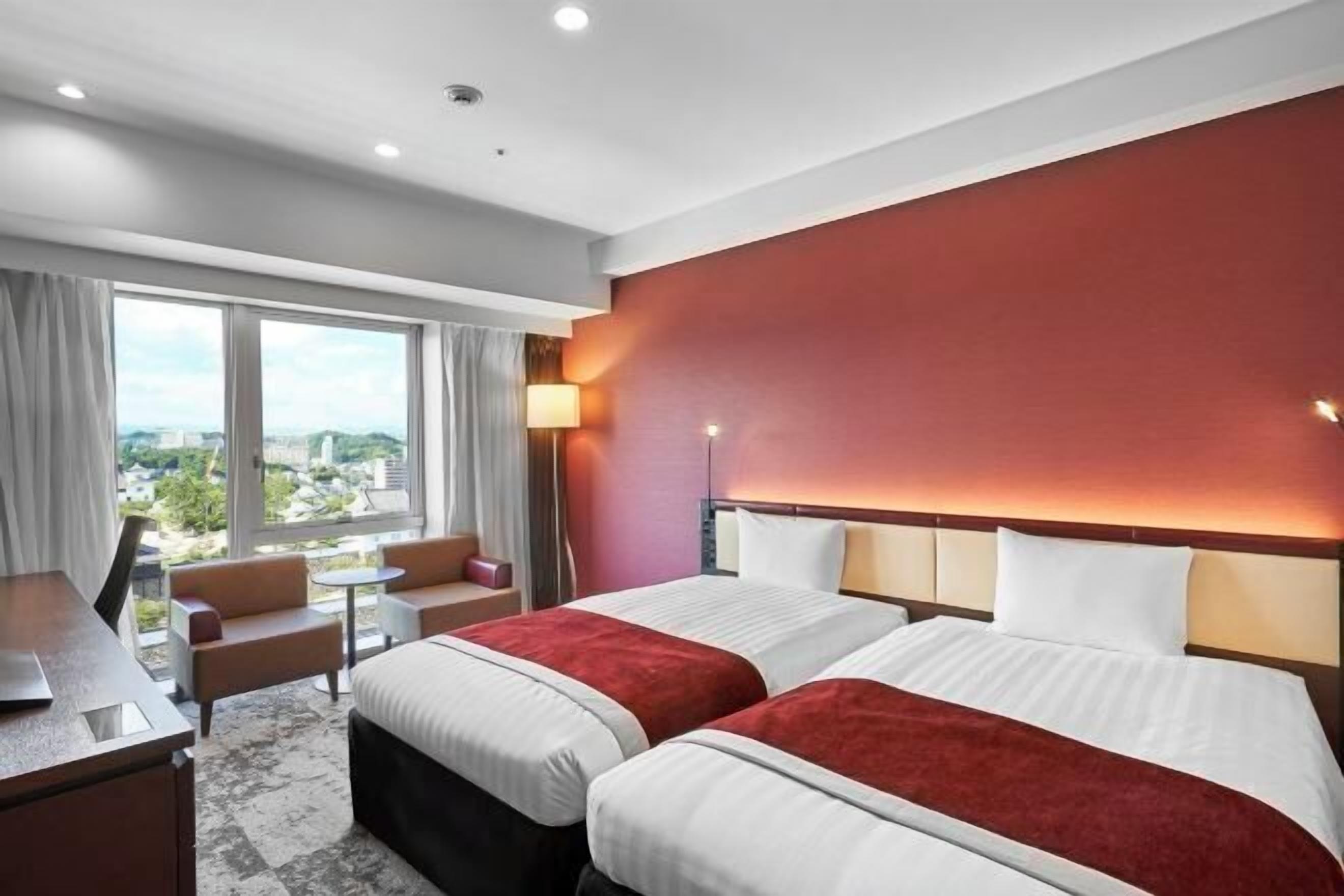 Edredons de pluma, cofres nos quartos, escrivaninha, cortinas blackout