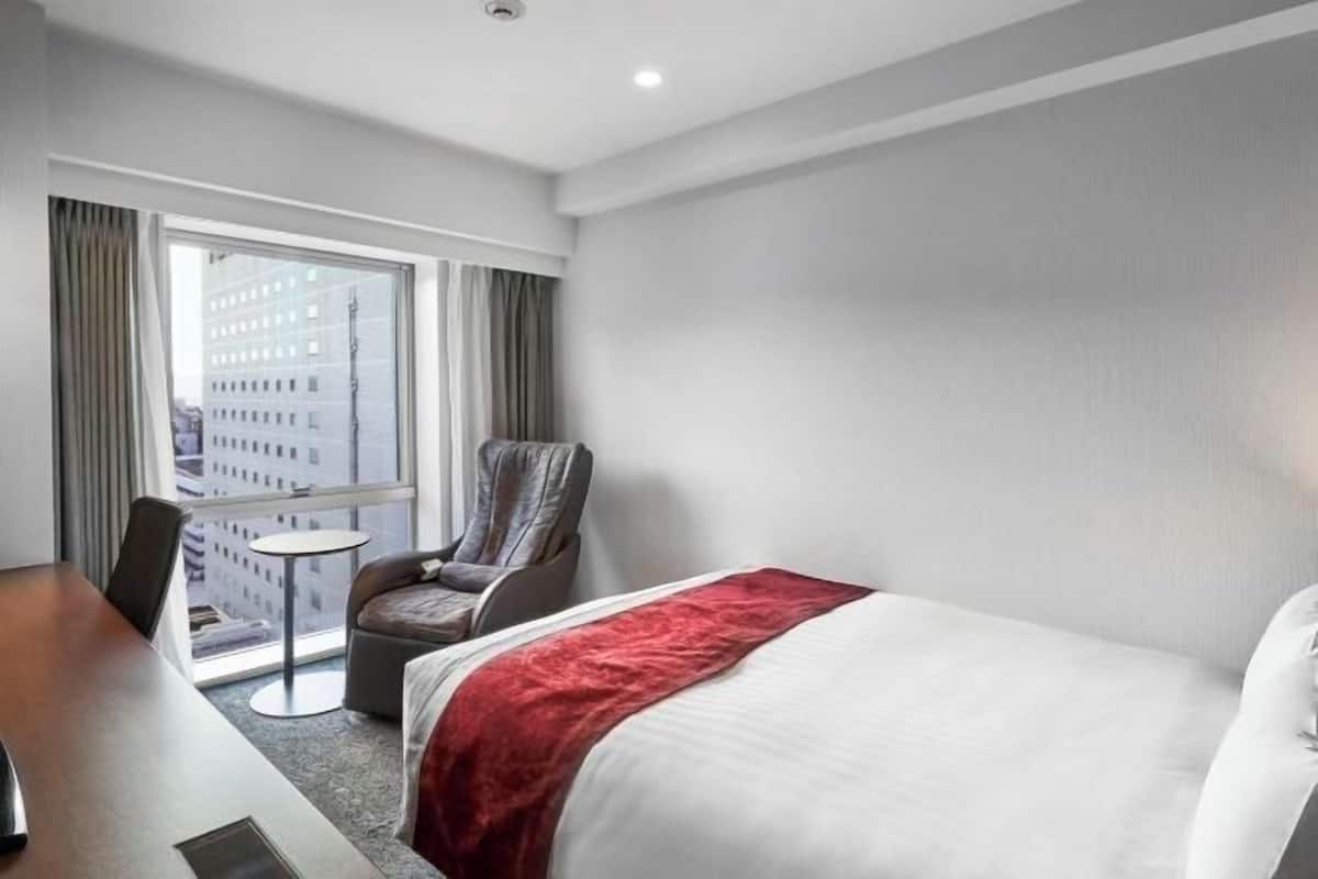 Down comforters, in-room safe, desk, blackout drapes
