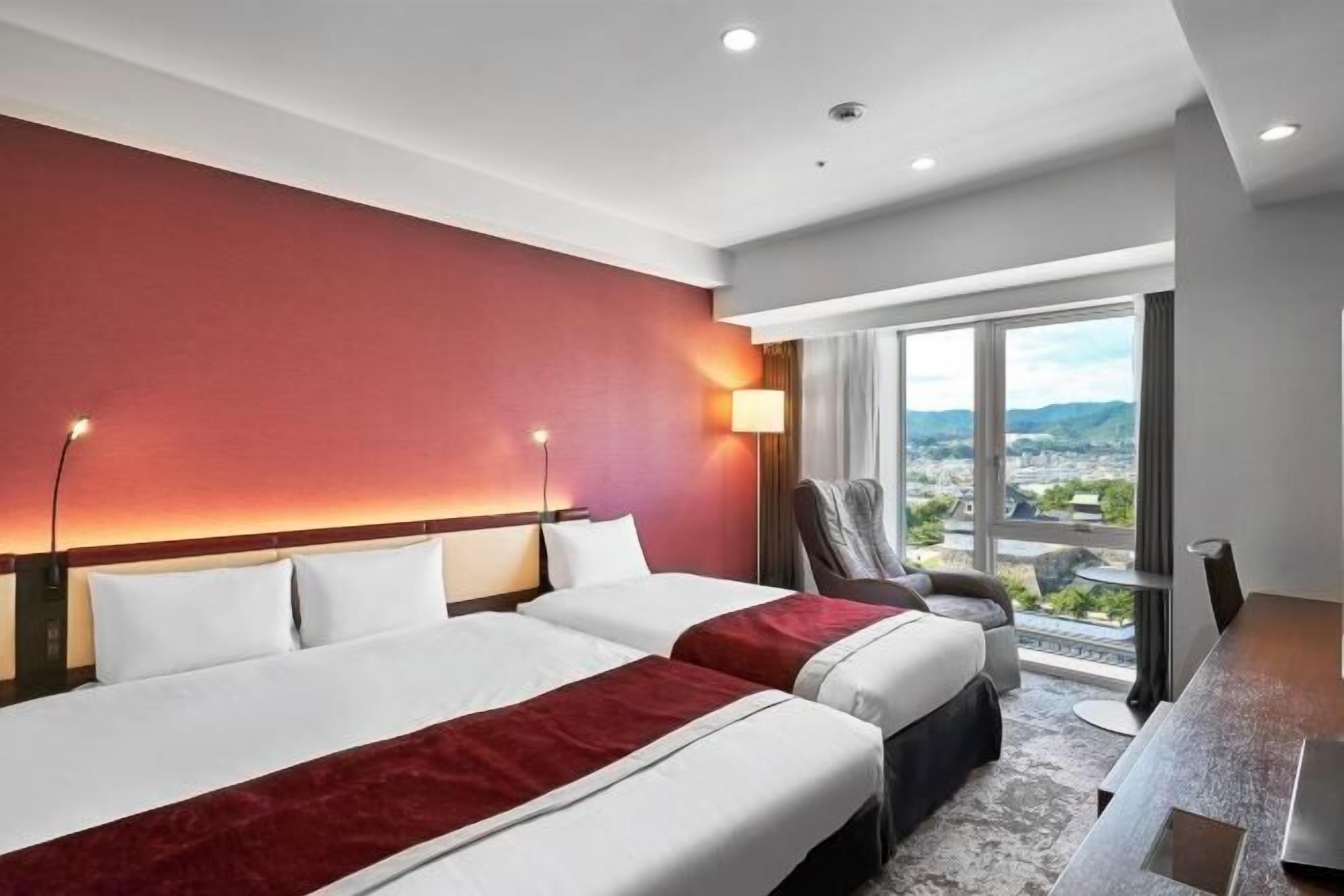 Edredons de pluma, cofres nos quartos, escrivaninha, cortinas blackout