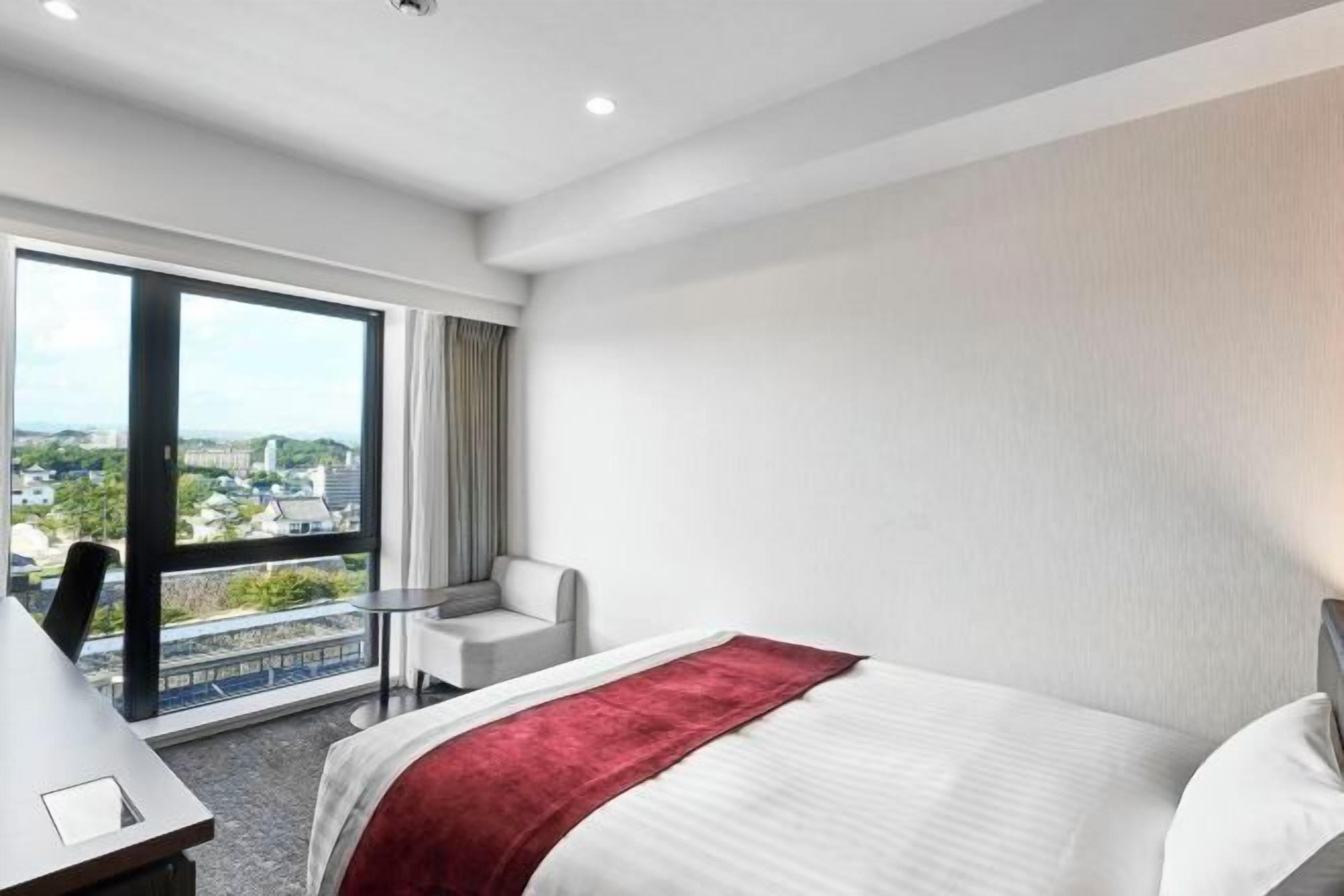 Edredons de pluma, cofres nos quartos, escrivaninha, cortinas blackout