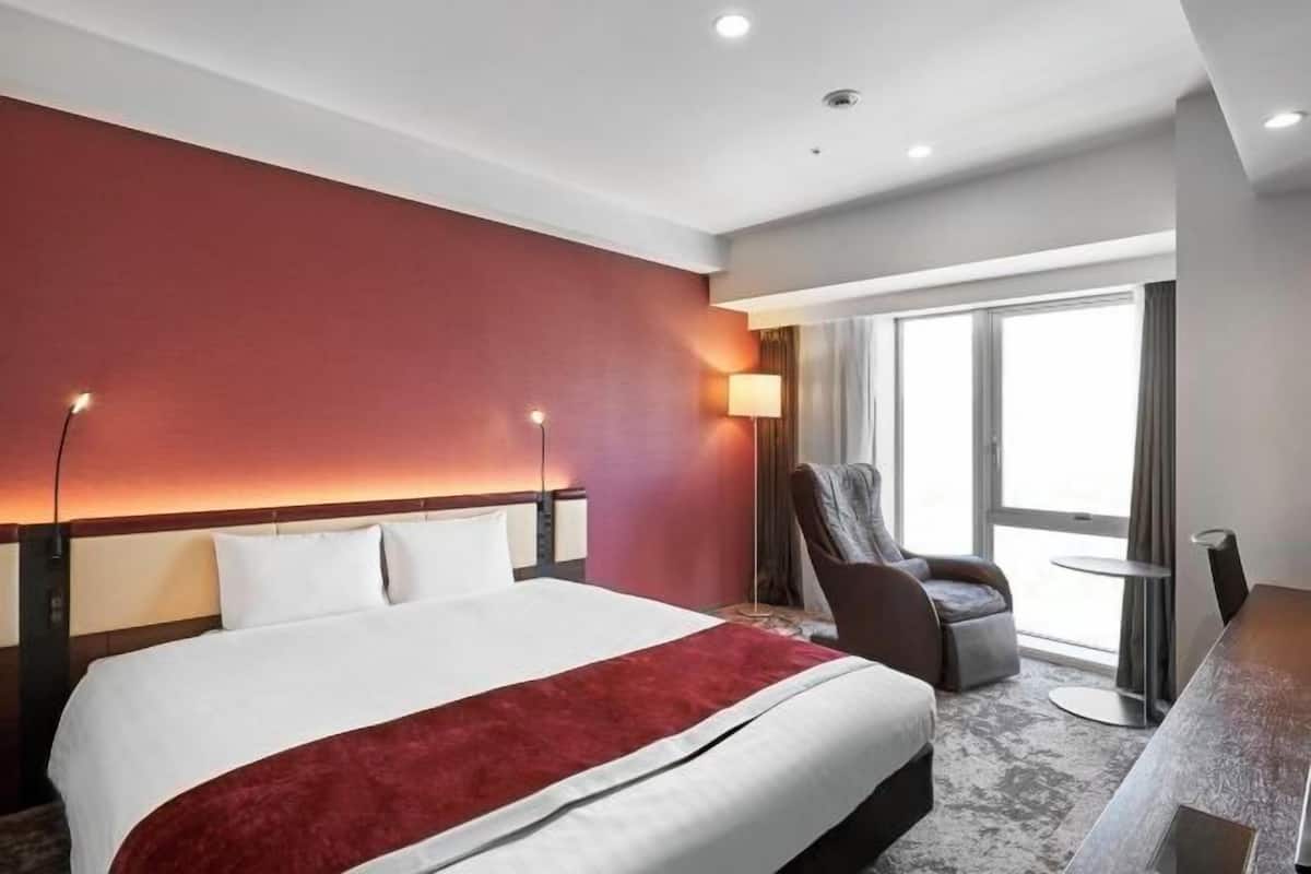 Down comforters, in-room safe, desk, blackout drapes