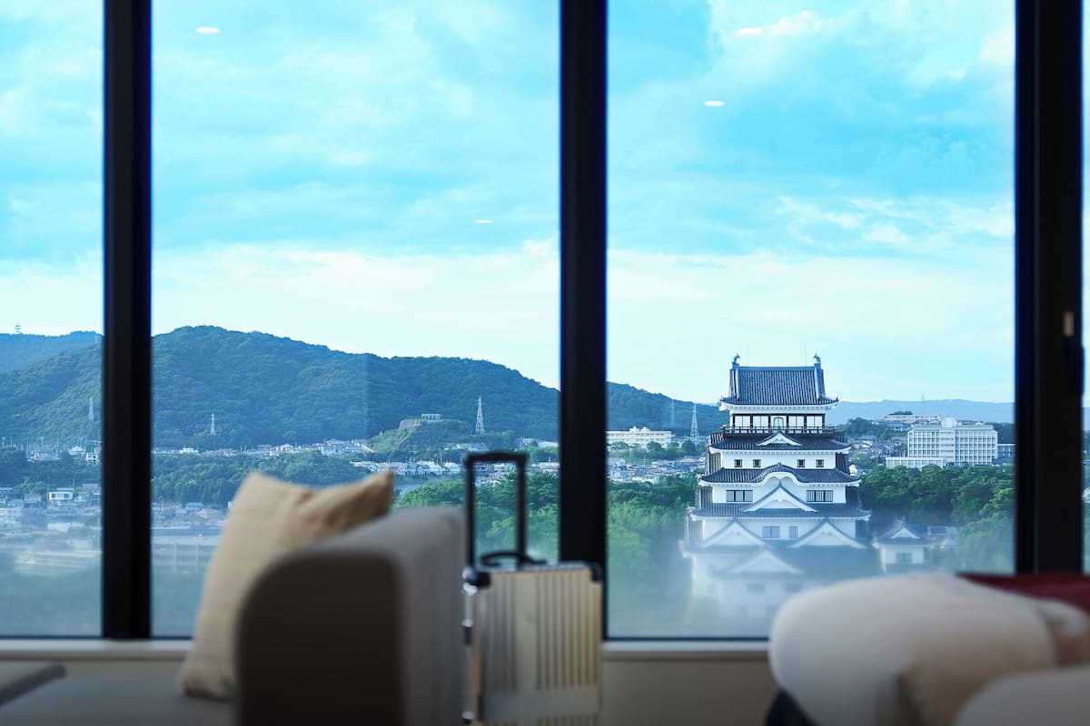 Edredón, caja de seguridad en la habitación y escritorio