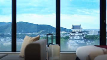 Selimut bulu angsa, brankas, meja kerja, dan tirai kedap cahaya