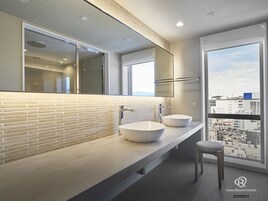 [No Smoking/Castle View] Junior Suite Fours | Bathroom | Combined shower/tub, deep soaking tub, hair dryer, slippers