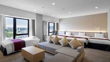 Duntäcken, värdeförvaringsskåp på rummet och skrivbord