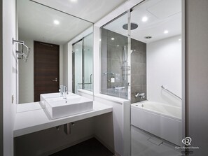 Duschwanne, Komfortbadewanne, Haartrockner, Hausschuhe