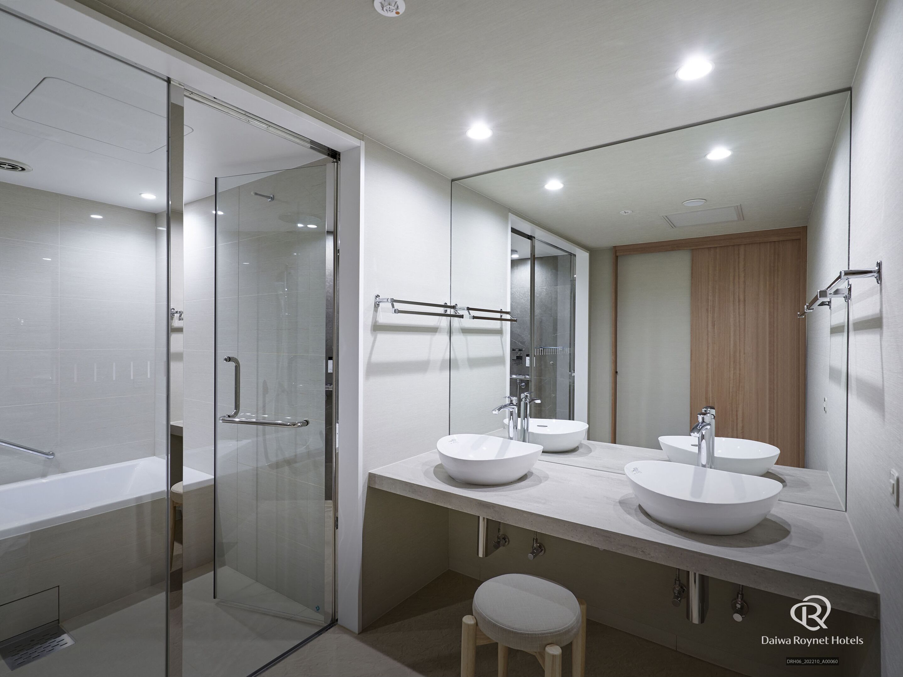 [no smoking/castle view] junior suite fours | bathroom | combined shower/bathtub, deep-soaking bathtub, hair dryer, slippers