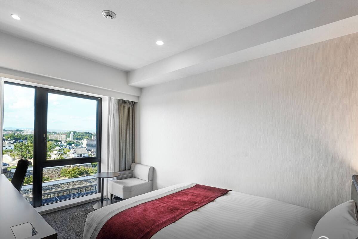 Kamar Double Superior, Bebas Asap Rokok (Castle View) | Selimut bulu angsa, brankas, meja kerja, dan tirai kedap cahaya