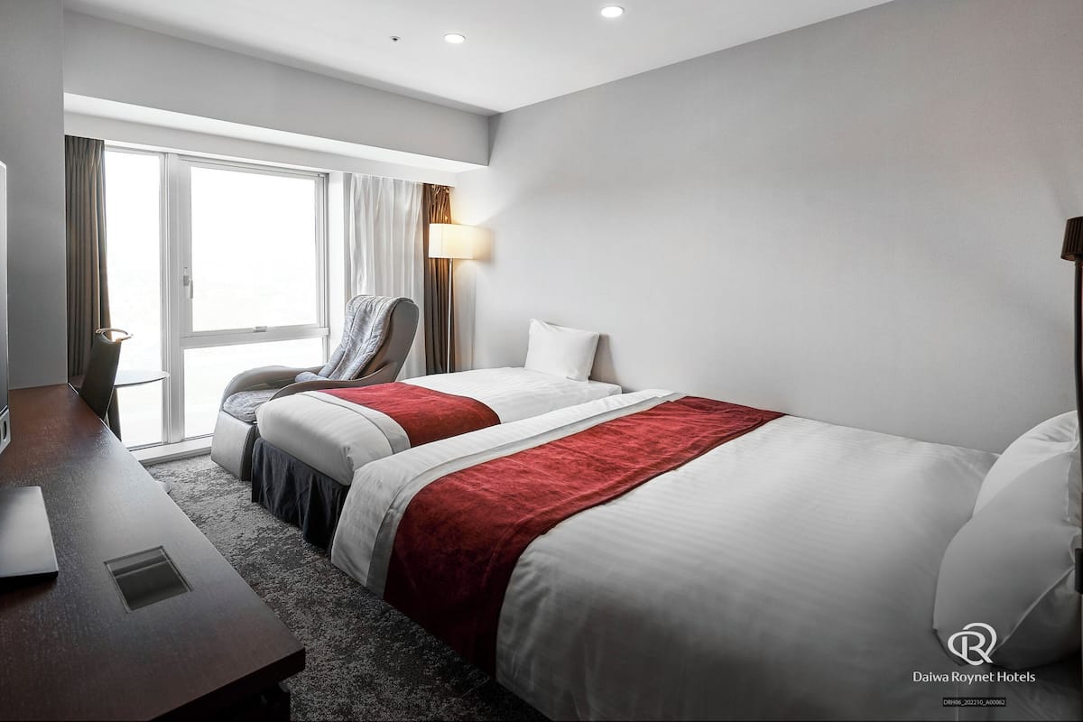 Down comforters, in-room safe, desk, blackout drapes