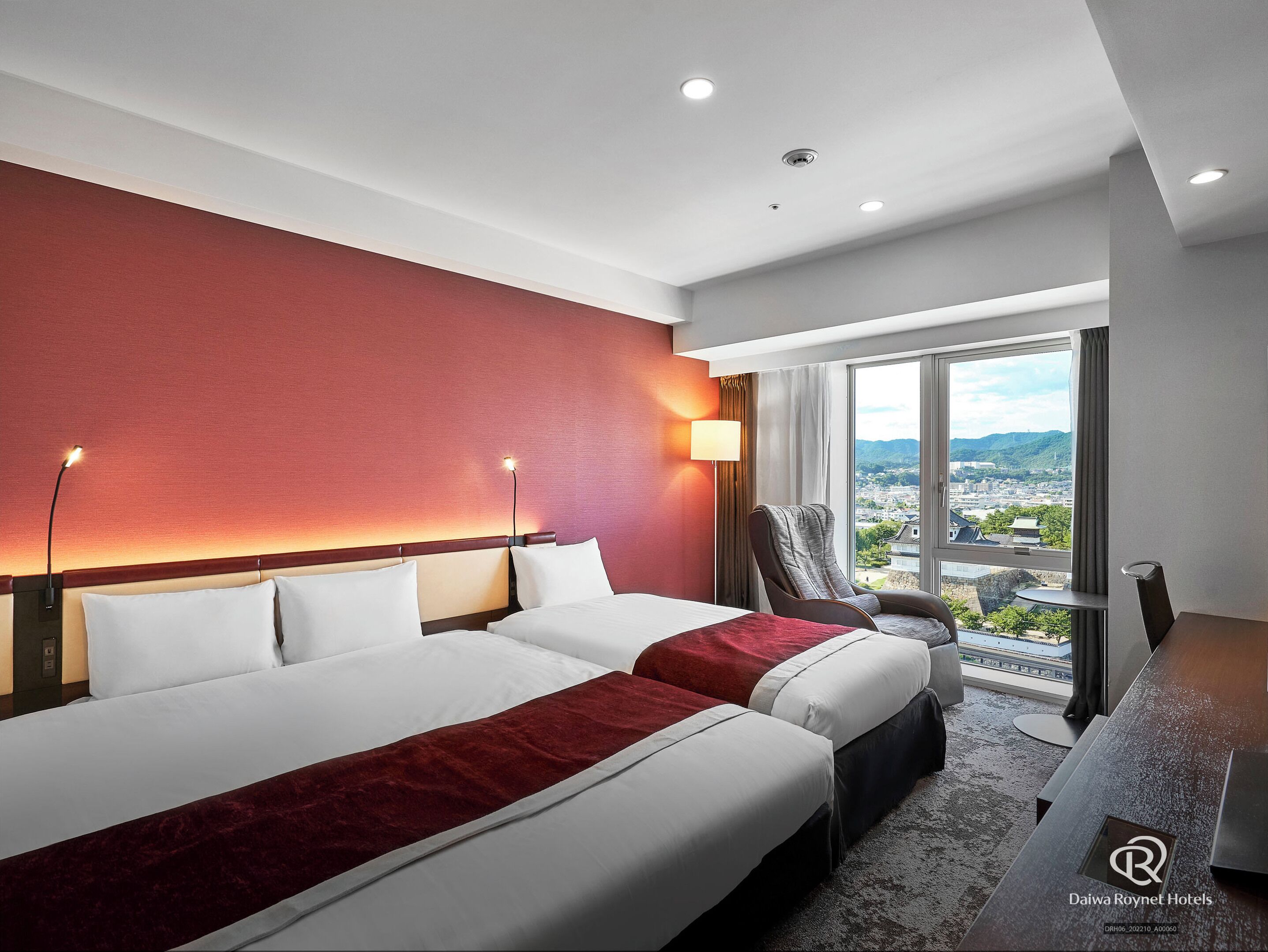 디럭스룸, 금연 (Deluxe King + Extra Bed, Castle View) | 오리/거위털 이불, 객실 내 금고, 책상, 암막 커튼