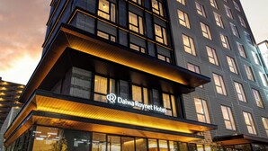 Hotel Daiwa Roynet con fachada moderna, amplias ventanas y una entrada destacada.