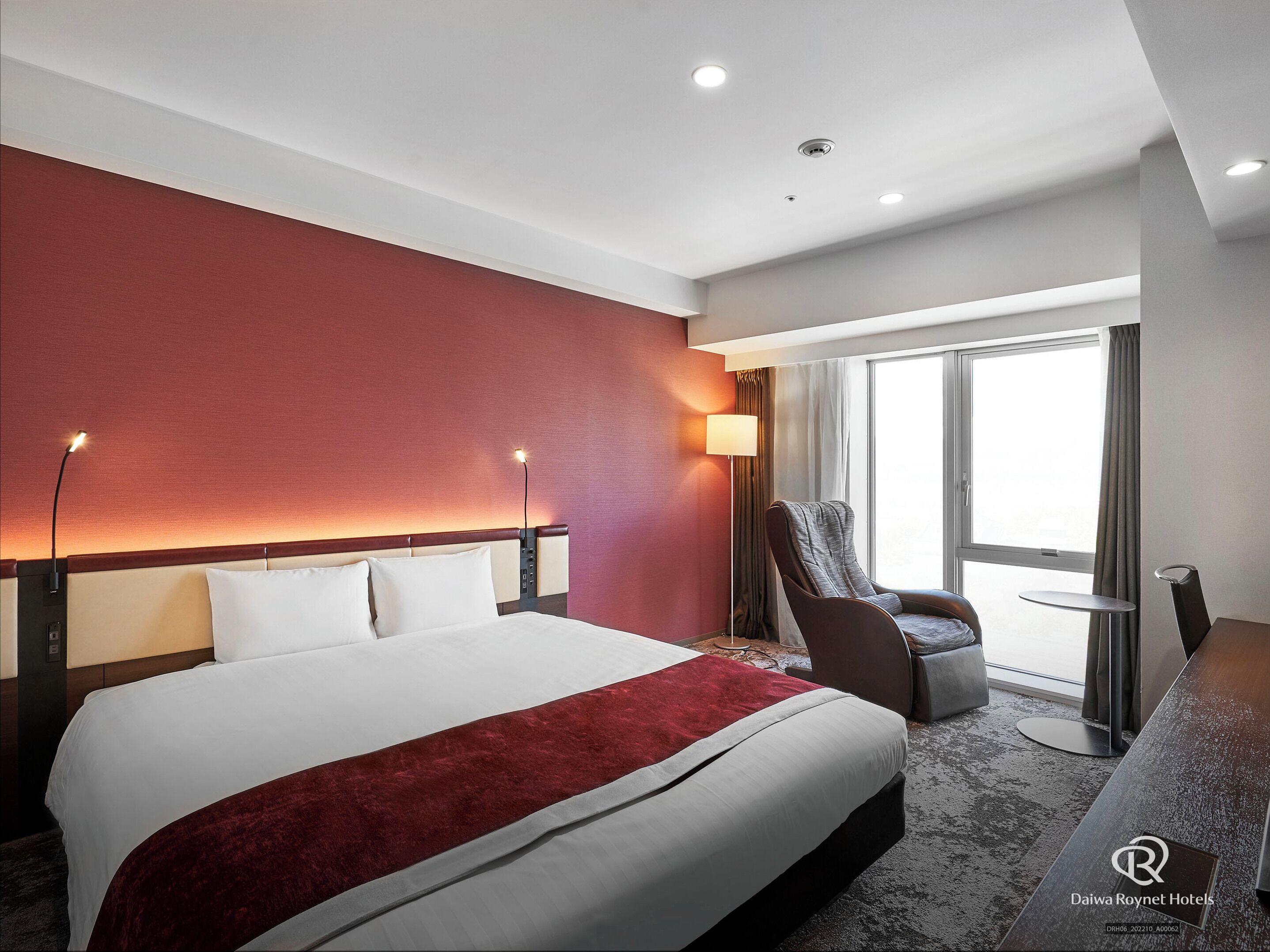 디럭스룸, 금연 (Deluxe King, No View) | 오리/거위털 이불, 객실 내 금고, 책상, 암막 커튼