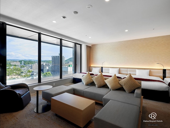 Juniorrum - icke-rökare (Forth, Suite, Castle View) | Duntäcken, värdeförvaringsskåp på rummet och skrivbord