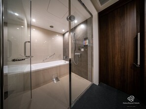 Junior-Zweibettzimmer, Nichtraucher (Castle View) | Badezimmer | Duschwanne, Komfortbadewanne, Haartrockner, Hausschuhe
