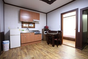 Habitació bàsica (Saphire) | Cuina bàsica privada | Frigorífic, microones, placa de cuina i bullidora elèctrica