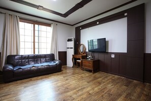 Family Room (Topaz) | Living area | TV, heated floors - Anmyondo Pet Pension Dosirock (Taean)