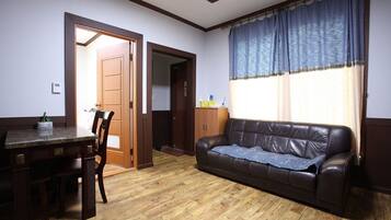 Basic Room (Saphire) | Living area | TV, heated floors