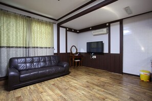 Deluxe-Zimmer (Opal) | Wohnbereich | Fernseher, Fußbodenheizung