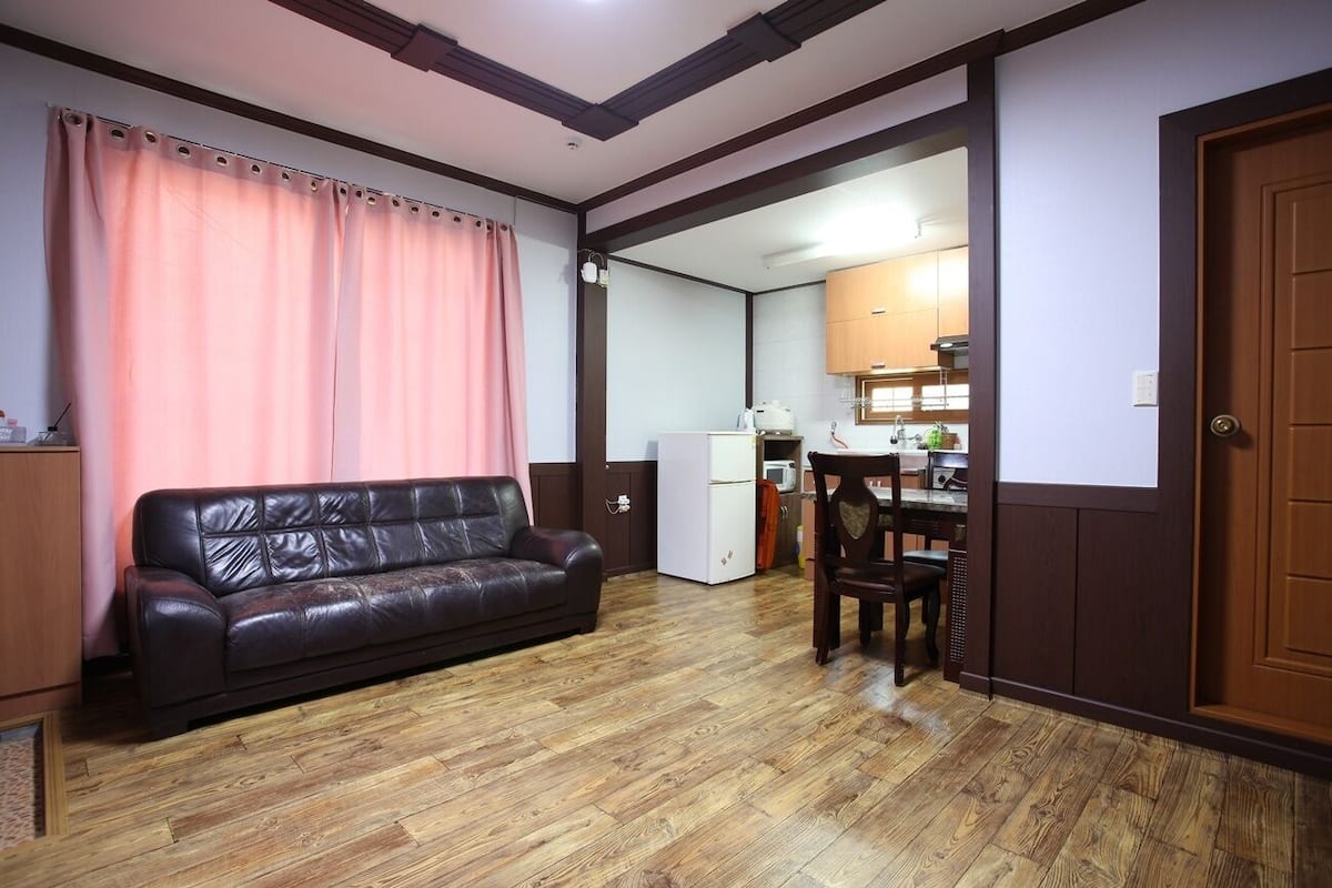 Deluxe Room (Emerald) | Living area