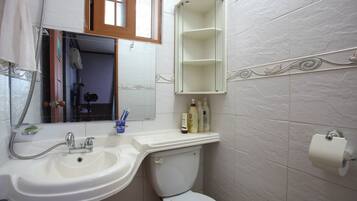 Deluxe Room (Luby) | Bathroom | Shower, free toiletries, hair dryer, towels