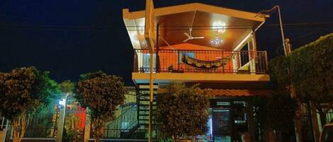 Fachada da propriedade à noite