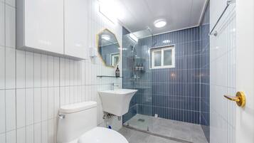 SeeU House(B2) | Bathroom | Shower, free toiletries, hair dryer, towels