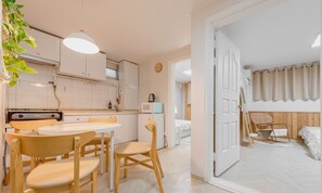 Ferienhaus (SeeU House(B1)) | Eigene Küche | Kühlschrank, Mikrowelle, Herdplatte, Wasserkocher