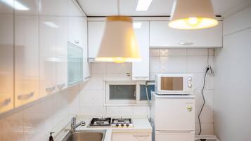 SeeU House(B2) | Private kitchen | Fridge, microwave, stovetop, electric kettle