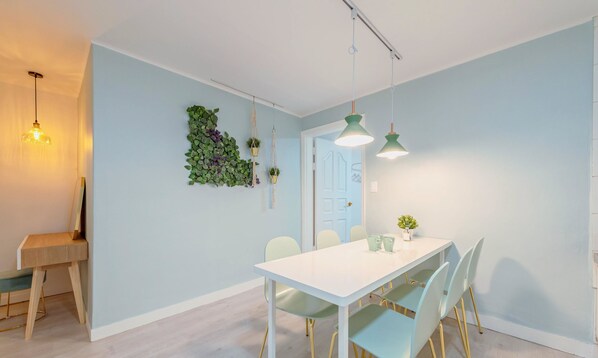 Ferienhaus (SeeU House(M2)) | Essbereich im Zimmer