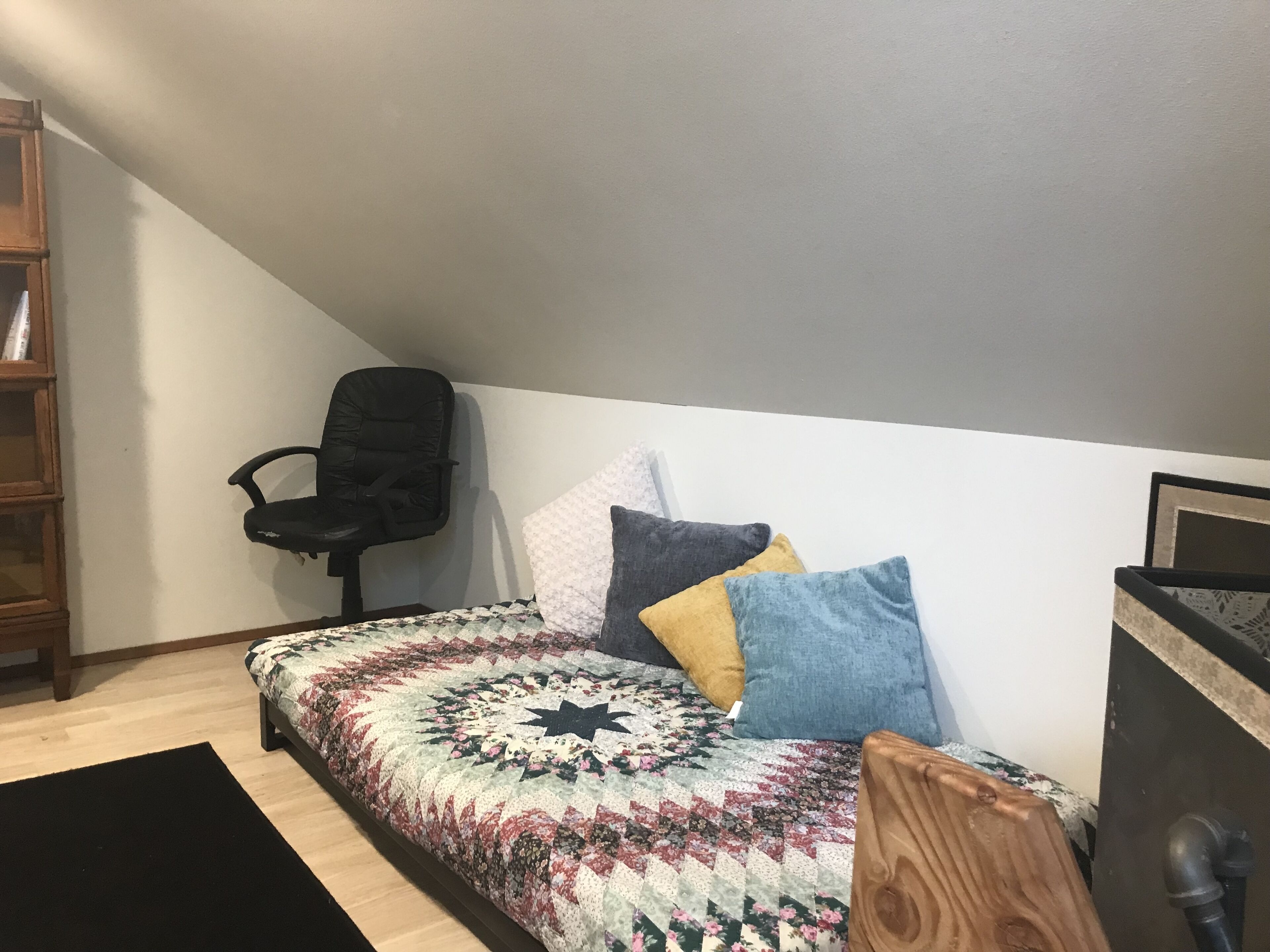 Peaceful & Private House w\/cozy loft, close to beach w\/self checkin