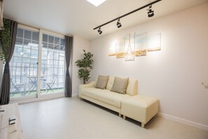 Dear House | Living room | Flat-screen TV - Dear House (Seoul)