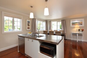 Luxury House, 3 Bedrooms | Private kitchen