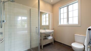 Luxury House, 3 Bedrooms | Bathroom | Shower, free toiletries, hair dryer, towels
